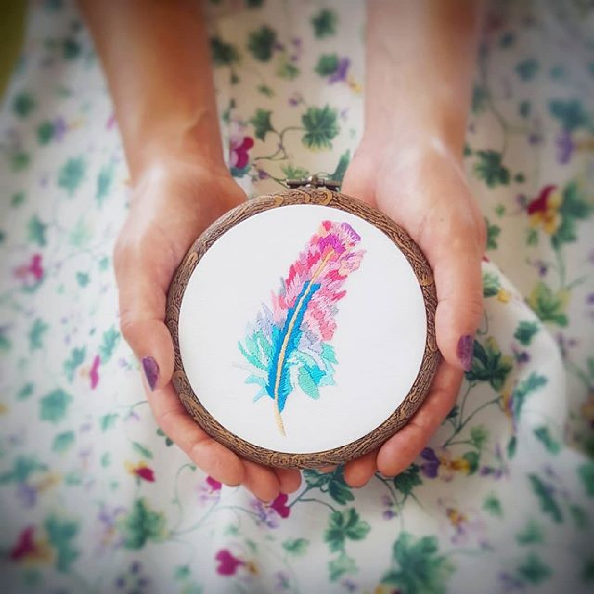 haftowany obraz z różowym piórem