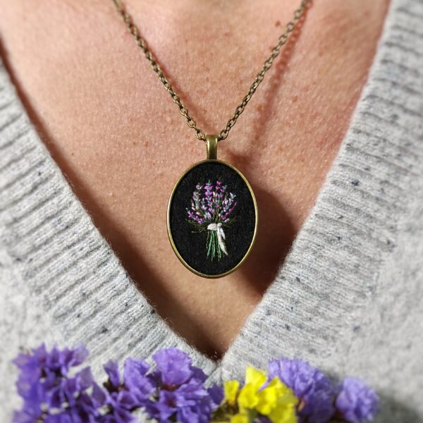 na zamówienie: Bukiet Wrzosów - ręcznie haftowany naszyjnik