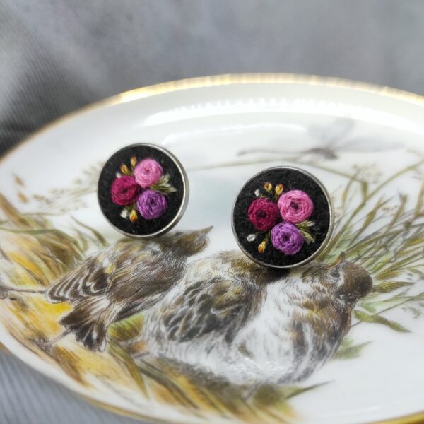 haftowane kolczyki różyczki